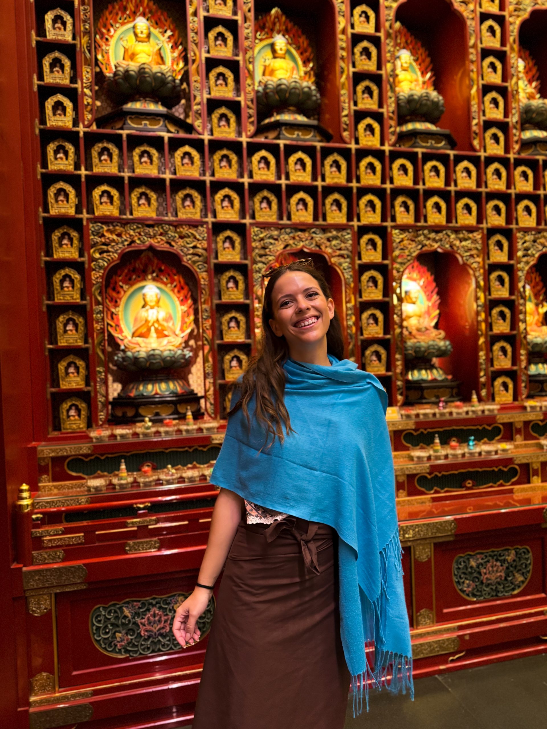 κορίτσι ντυμένο για το Buddha Tooth Relic Temple