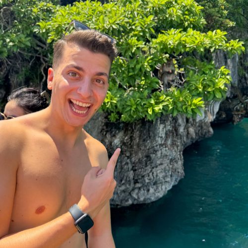 monkey-beach-thailand αγόρι σε παραλία με μαϊμούδες στα νησια Πι Πι, στην Ταϊλάνδη