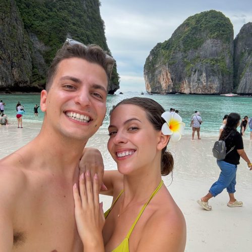 mytravelgram-phi-phi-islands ζευγάρι στο Maya Bay στα νησιά Πι Πι στην Ταϊλάνδη