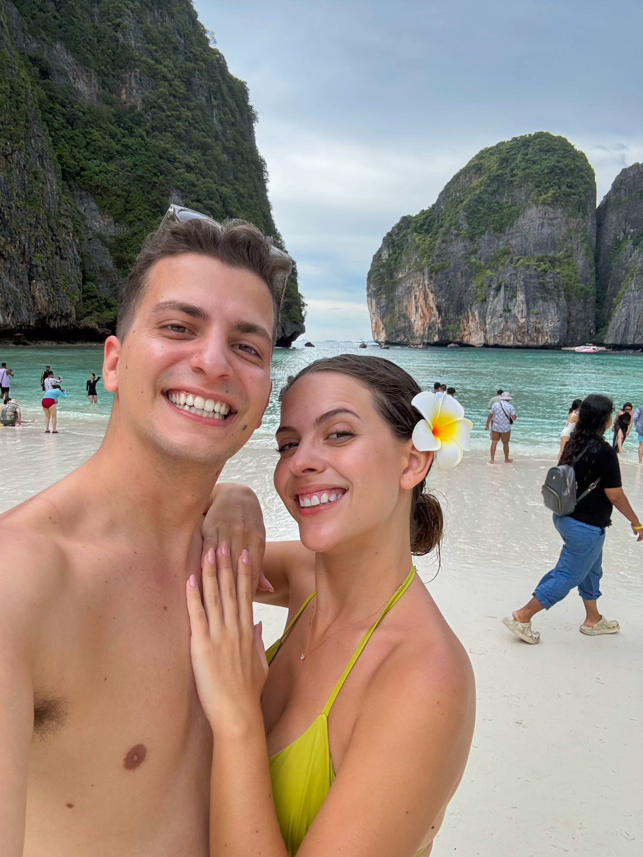 ζευγάρι στο Maya Bay στα νησιά Πι Πι στην Ταϊλάνδη