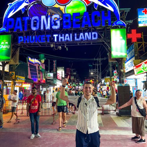 patong-bangla-road-mytravelgram αγόρι κάτω από την επιγραφή του patong beach στον Bangla road στο Πουκέτ