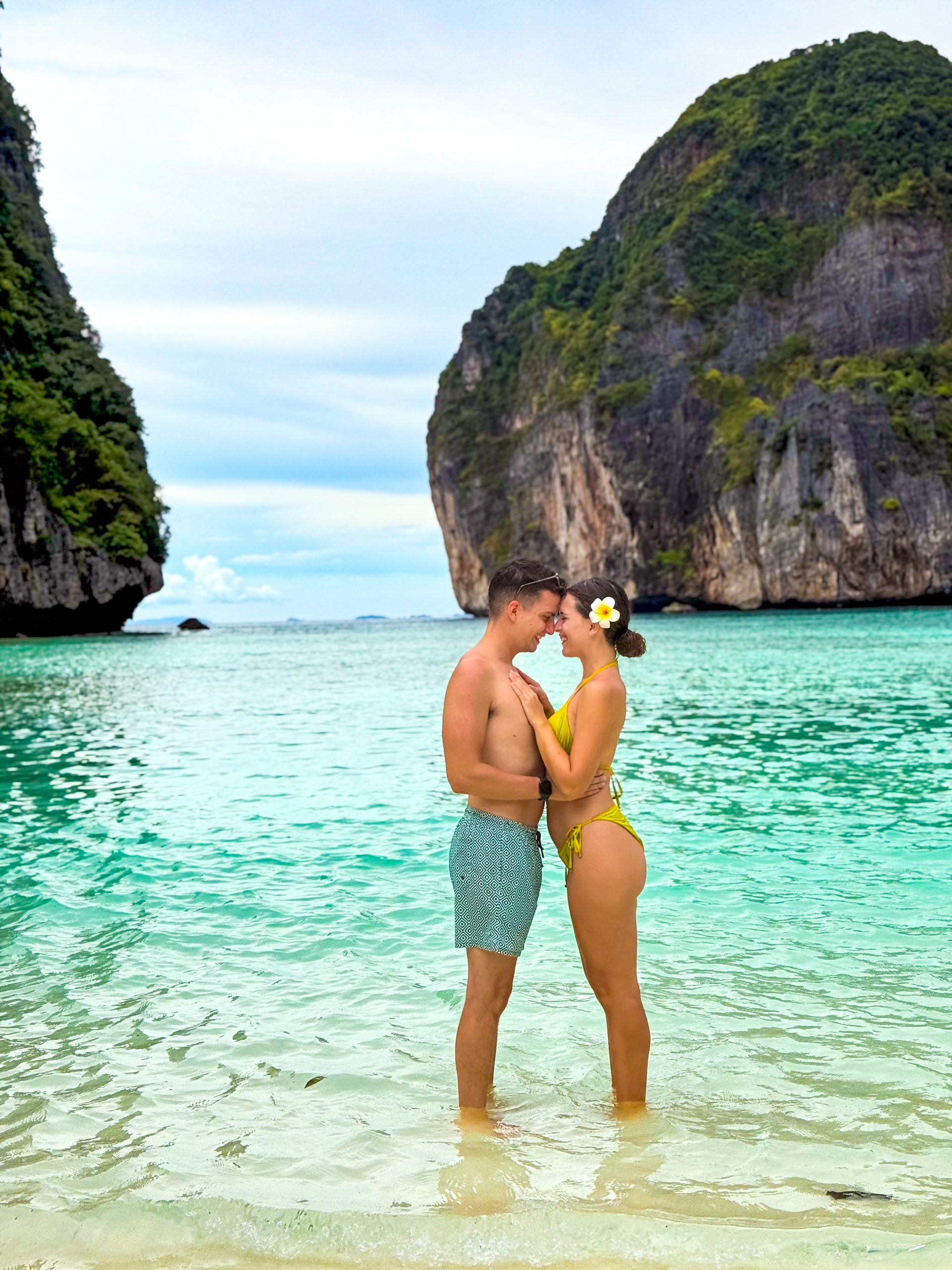 ζευγάρι στην Ταϊλάνδη στα νησιά Πι Πι στο Maya bay