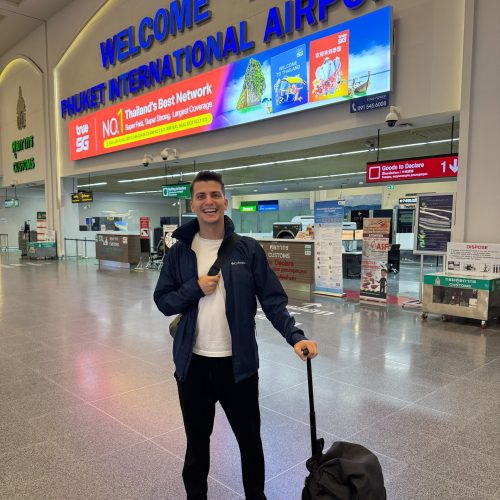 phuket-airport-mytravelgram αγόρι στο αεροδρόμιο του Πουκέτ