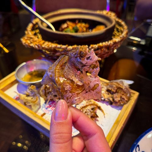 singaporian-cuisine πιάτο με ψάρι στην κουζίνα Σιγκαπούρης