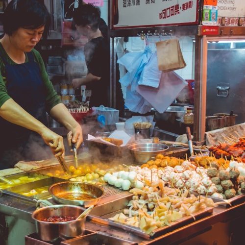 street-food-in-thailand πάγκος με street food στην Ταϊλάνδη