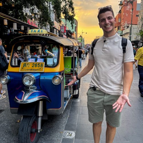 tuk-tuk-bangkok-mytravelgram αγόρι με Tuk Tuk στην Μπανγκόκ