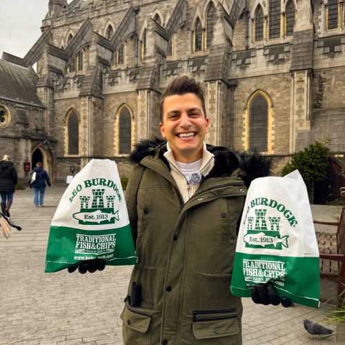 fish-n-chips-dublin Αγόρι κρατάει σακούλες με fish n chips στο Δουβλίνο