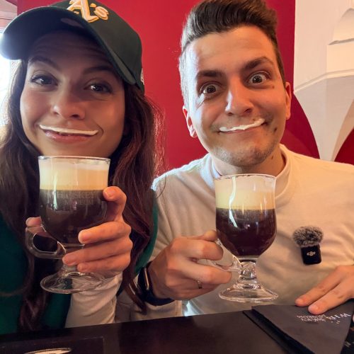 irish-coffee-masterclass ζευγάρι δοκιμάζει Ιρλανδικό καφέ και έχει μουστάκια από τον αφρό