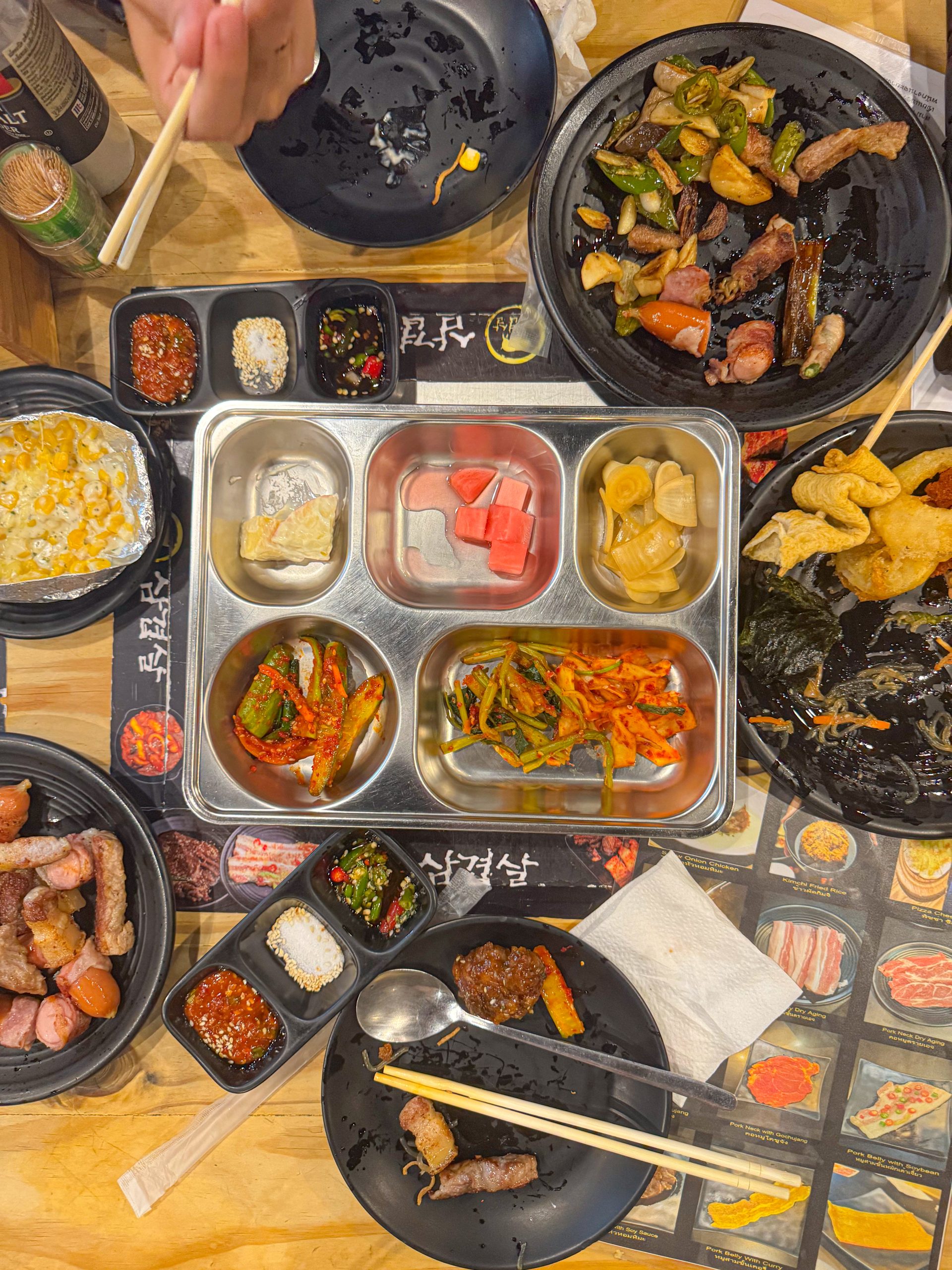 πιάτα σε μαγαζί με korean BBQ