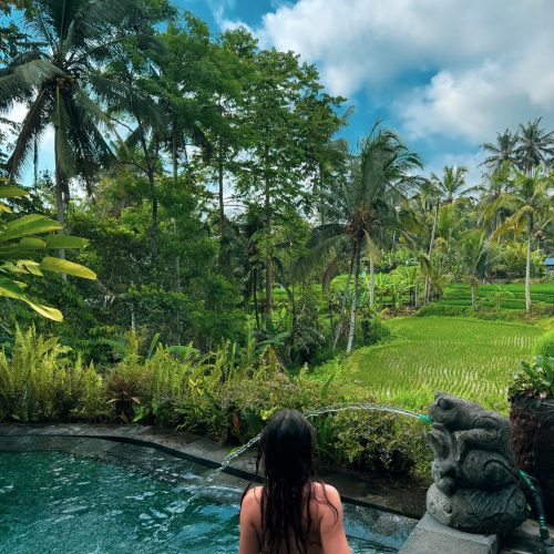 madani-villas-ubud-bali κοπέλα σε ιδιωτική πισίνα σε βίλα στο Μπαλί