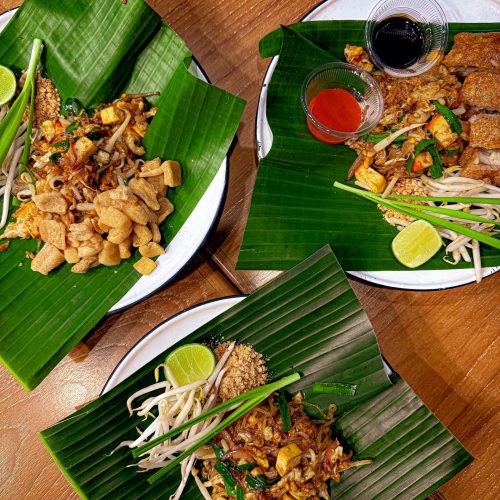michelin-street food-bangkok ασιατικά πιάτα πάνω σε φύλο μπανάνας