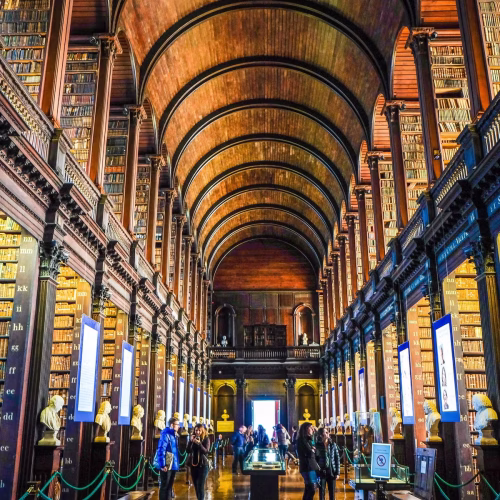 the-book-of-kells-trinity-college-dublin η βιβλιοθήκη του πανεπιστημίου του Δουβλίνου