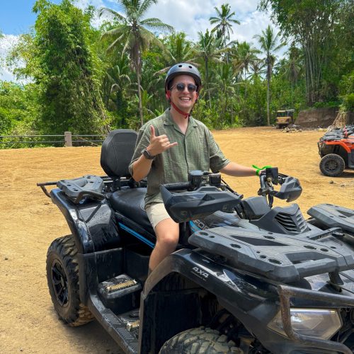 bali-atv άντρας πάνω σε γουρούνα στο δάσος του Μπαλί