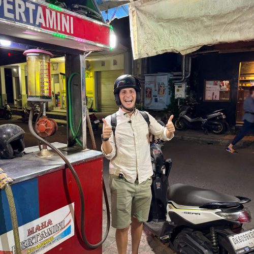 bali-gas-station αγόρι σε βενζινάδικο στο Μπαλί