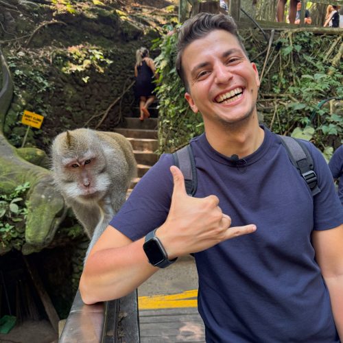 ubud-monkey-forest αγόρι ποζάρει με μαϊμού στο δάσος του Μπαλί