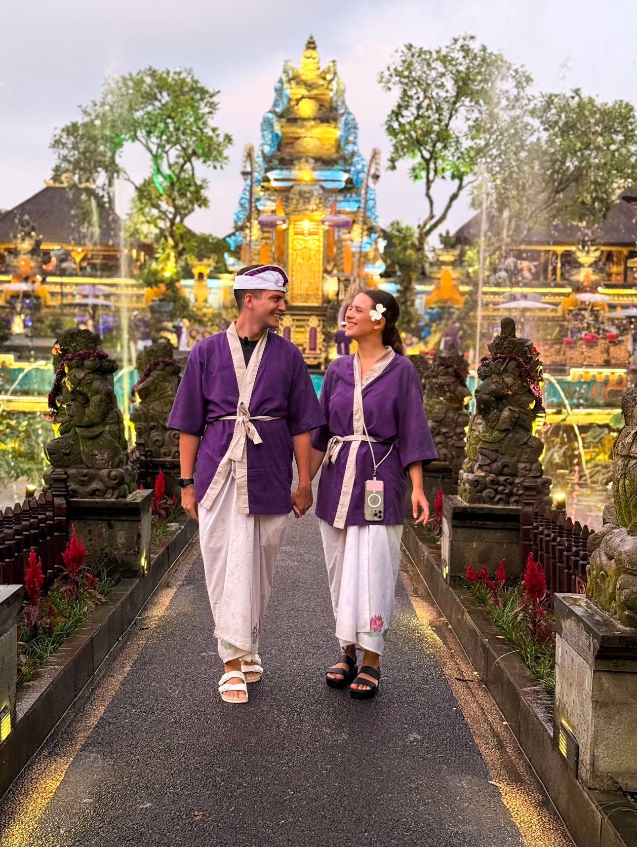ζευγάρι στο παλάτι του νερού στο Ubud στο Μπαλί