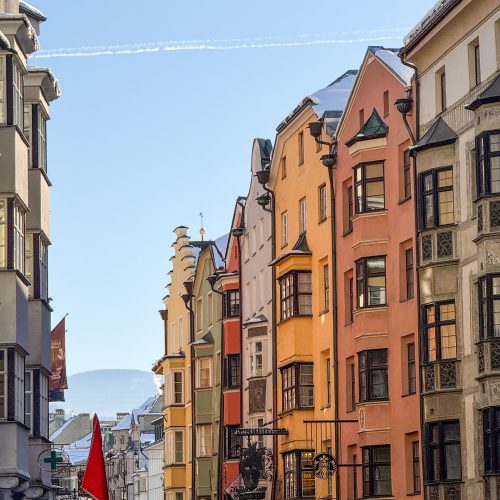 Innsbruck-city πολύχρωμα σπίτια στην πόλη του Ίνσμπρουκ