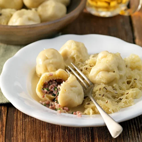 Speckknödel-austria παραδοσιακό Αυστριακό φαγητό