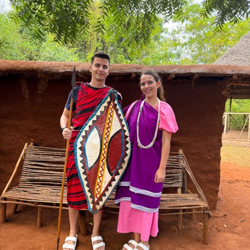 masai-world-zanzibar ζευγάρι ντυμένοι σαν Μασάι στην Ζανζιβάρη
