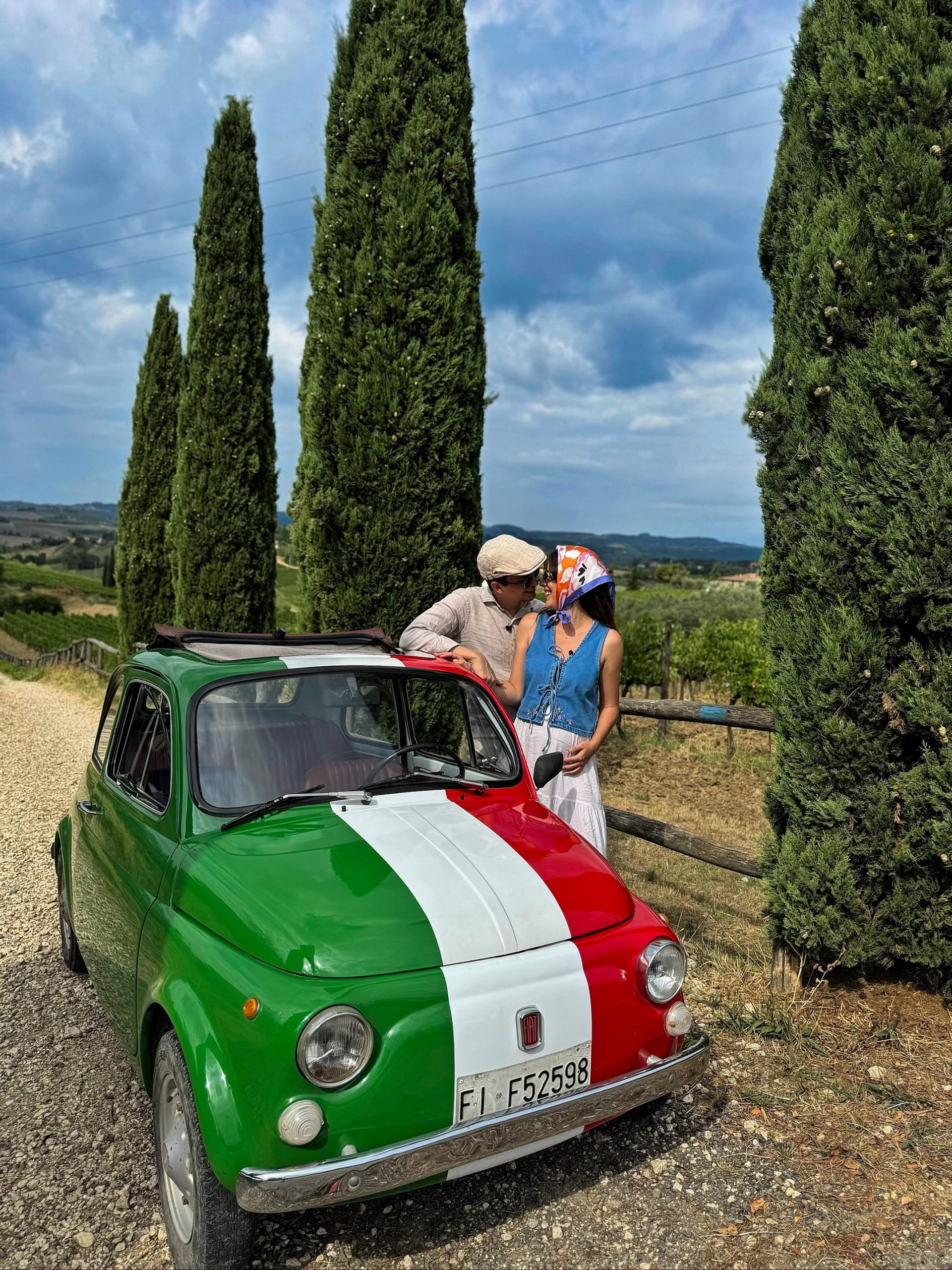 ζευγάρι με κλασσικό fiat 500 στην επαρχία της Τοσκάνης