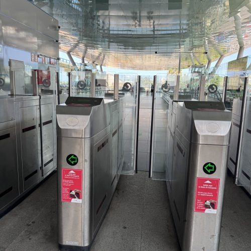 malaga-metro μπάρες ελέγχου στο μετρό της Μάλαγα
