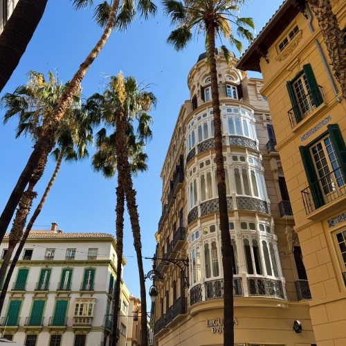 malaga-old-town κτήρια και φοίνικες στο κέντρο της Μάλαγα